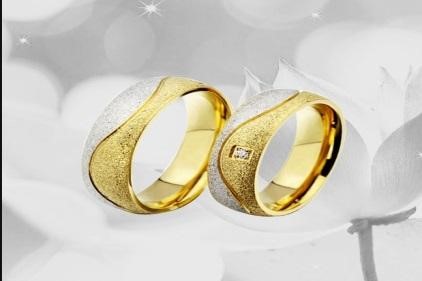 cincin tunangan kombinasi emas dan perak